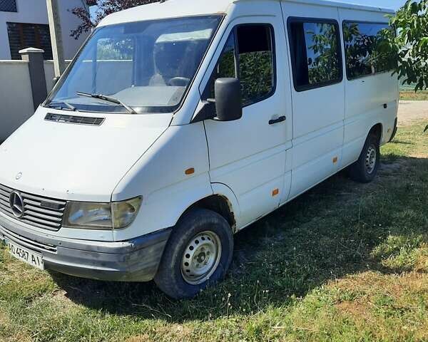 Белый Мерседес Sprinter, объемом двигателя 2.3 л и пробегом 970 тыс. км за 3200 $, фото 2 на Automoto.ua