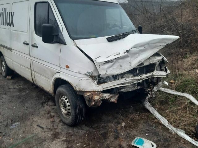 Белый Мерседес Sprinter, объемом двигателя 2.3 л и пробегом 450 тыс. км за 2100 $, фото 2 на Automoto.ua