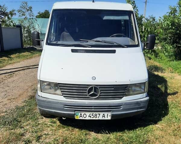 Белый Мерседес Sprinter, объемом двигателя 2.3 л и пробегом 970 тыс. км за 3200 $, фото 3 на Automoto.ua