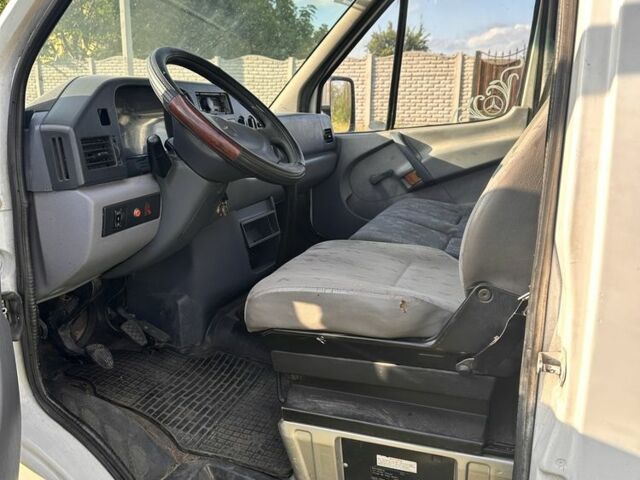 Белый Мерседес Sprinter, объемом двигателя 2.9 л и пробегом 700 тыс. км за 3999 $, фото 8 на Automoto.ua