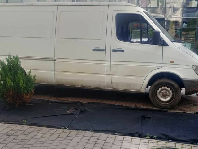 Белый Мерседес Sprinter, объемом двигателя 2.3 л и пробегом 530 тыс. км за 4000 $, фото 6 на Automoto.ua