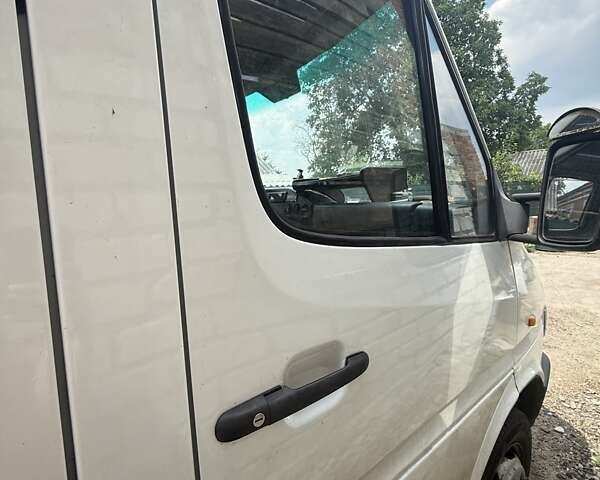Белый Мерседес Sprinter, объемом двигателя 2.9 л и пробегом 700 тыс. км за 11000 $, фото 9 на Automoto.ua