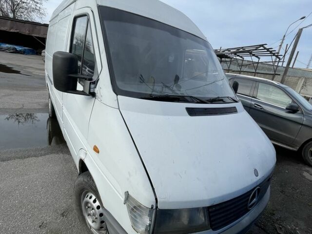 Белый Мерседес Sprinter, объемом двигателя 2.5 л и пробегом 200 тыс. км за 2835 $, фото 3 на Automoto.ua