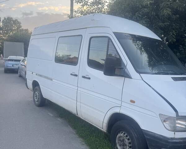 Белый Мерседес Sprinter, объемом двигателя 2.3 л и пробегом 300 тыс. км за 3500 $, фото 1 на Automoto.ua