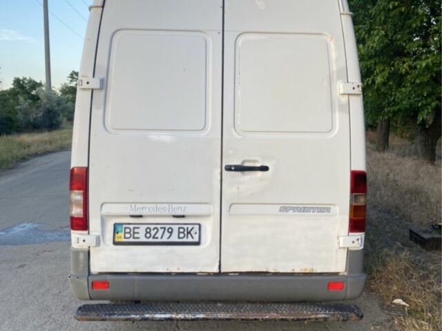 Белый Мерседес Sprinter, объемом двигателя 2.3 л и пробегом 413 тыс. км за 4000 $, фото 3 на Automoto.ua