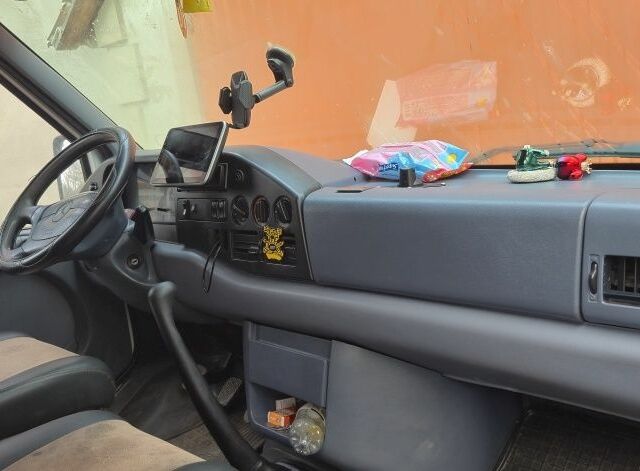 Белый Мерседес Sprinter, объемом двигателя 0 л и пробегом 422 тыс. км за 9000 $, фото 5 на Automoto.ua