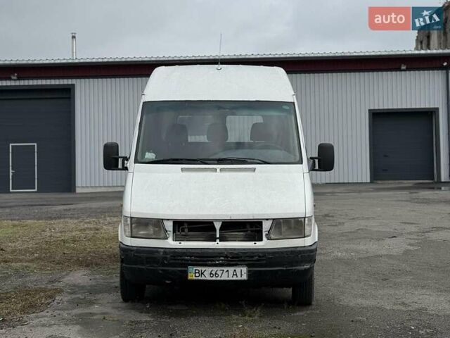 Белый Мерседес Sprinter, объемом двигателя 2.8 л и пробегом 700 тыс. км за 4200 $, фото 2 на Automoto.ua