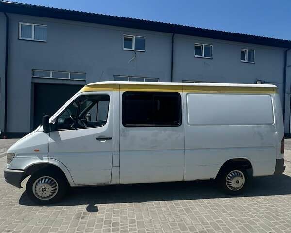 Белый Мерседес Sprinter, объемом двигателя 0 л и пробегом 650 тыс. км за 4350 $, фото 3 на Automoto.ua