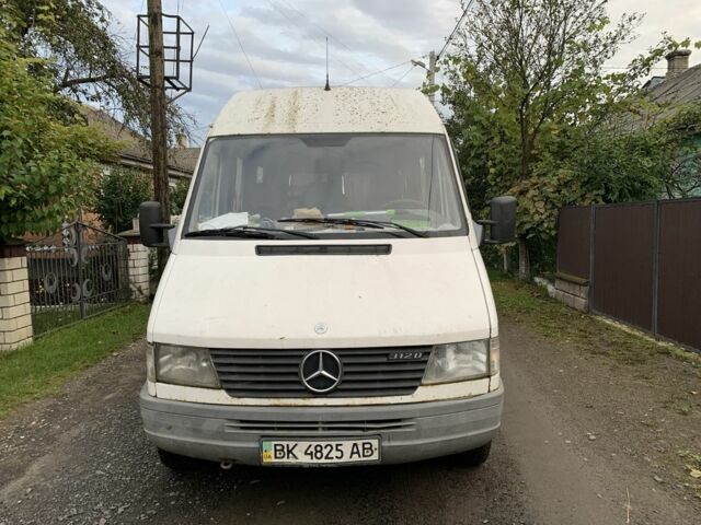 Белый Мерседес Sprinter, объемом двигателя 2.9 л и пробегом 496 тыс. км за 3700 $, фото 2 на Automoto.ua