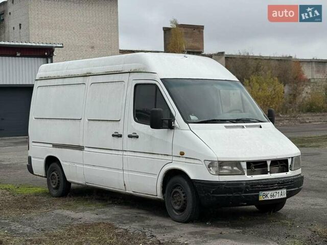 Белый Мерседес Sprinter, объемом двигателя 2.8 л и пробегом 700 тыс. км за 4200 $, фото 1 на Automoto.ua