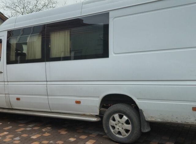 Белый Мерседес Sprinter, объемом двигателя 0 л и пробегом 422 тыс. км за 9000 $, фото 2 на Automoto.ua