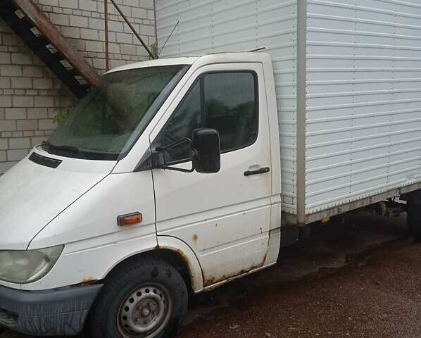 Белый Мерседес Sprinter, объемом двигателя 2.2 л и пробегом 320 тыс. км за 8200 $, фото 4 на Automoto.ua