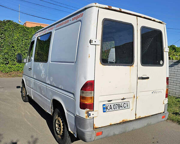 Белый Мерседес Sprinter, объемом двигателя 2.3 л и пробегом 400 тыс. км за 2799 $, фото 3 на Automoto.ua