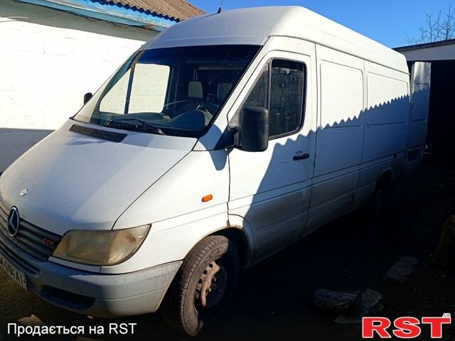 Белый Мерседес Sprinter, объемом двигателя 2.2 л и пробегом 519 тыс. км за 7400 $, фото 5 на Automoto.ua