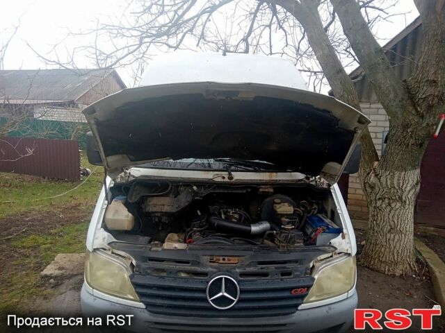 Белый Мерседес Sprinter, объемом двигателя 22 л и пробегом 427 тыс. км за 6300 $, фото 1 на Automoto.ua