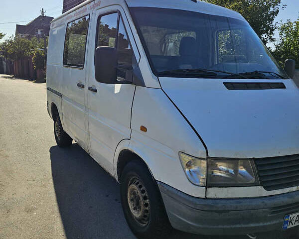 Белый Мерседес Sprinter, объемом двигателя 2.3 л и пробегом 400 тыс. км за 2799 $, фото 1 на Automoto.ua