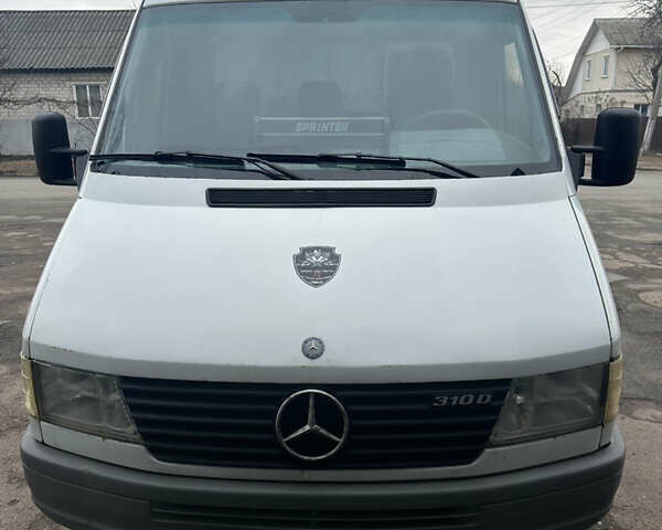 Белый Мерседес Sprinter, объемом двигателя 2.9 л и пробегом 700 тыс. км за 7500 $, фото 4 на Automoto.ua