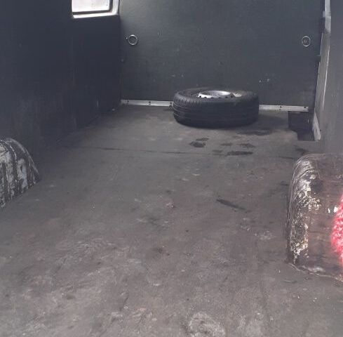Белый Мерседес Sprinter, объемом двигателя 2.1 л и пробегом 575 тыс. км за 8000 $, фото 6 на Automoto.ua
