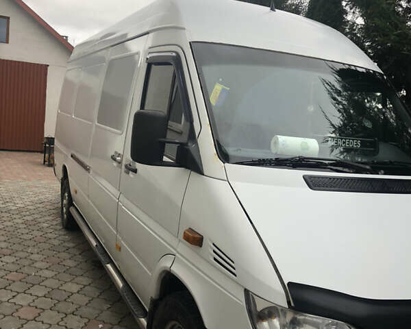 Белый Мерседес Sprinter, объемом двигателя 2.2 л и пробегом 400 тыс. км за 8500 $, фото 2 на Automoto.ua
