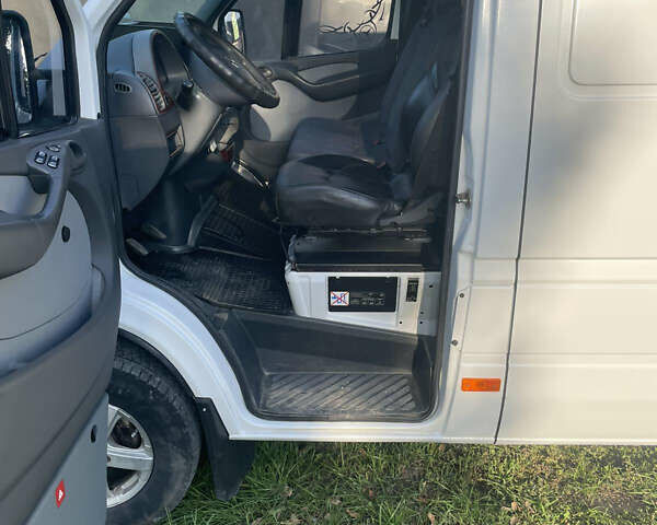Белый Мерседес Sprinter, объемом двигателя 2.15 л и пробегом 559 тыс. км за 8200 $, фото 11 на Automoto.ua