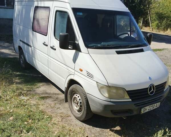 Белый Мерседес Sprinter, объемом двигателя 2.1 л и пробегом 444 тыс. км за 6000 $, фото 2 на Automoto.ua