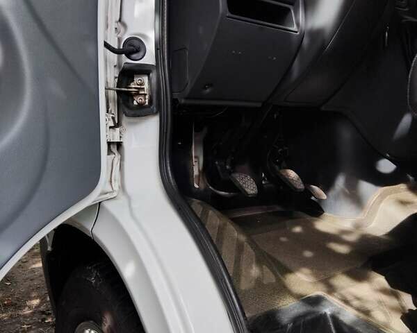 Белый Мерседес Sprinter, объемом двигателя 2.15 л и пробегом 256 тыс. км за 8000 $, фото 56 на Automoto.ua