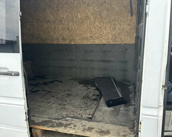 Белый Мерседес Sprinter, объемом двигателя 2.7 л и пробегом 778 тыс. км за 7800 $, фото 11 на Automoto.ua