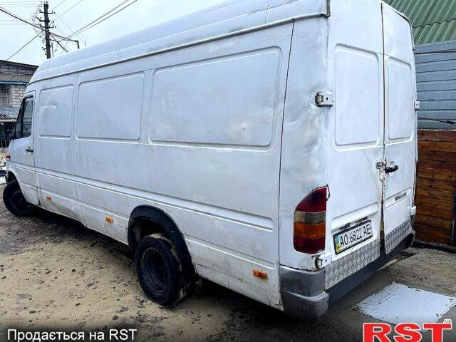 Белый Мерседес Sprinter, объемом двигателя 22 л и пробегом 472 тыс. км за 4000 $, фото 5 на Automoto.ua