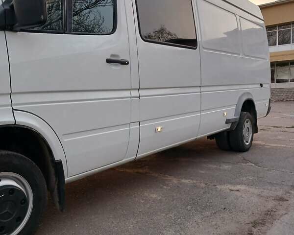 Белый Мерседес Sprinter, объемом двигателя 2.7 л и пробегом 757 тыс. км за 13400 $, фото 5 на Automoto.ua