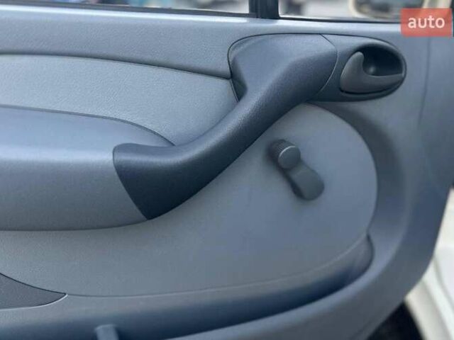 Мерседес Sprinter 2002 у Чернівцях на Automoto.ua Білий Мерседес Sprinter, об'ємом двигуна 2.15 л та пробігом 200 тис. км за 17800 $, фото 6 на Automoto.ua