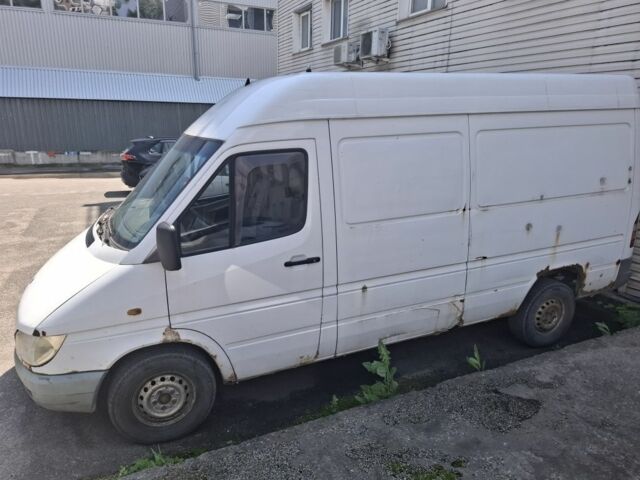 Белый Мерседес Sprinter, объемом двигателя 2.2 л и пробегом 451 тыс. км за 4000 $, фото 3 на Automoto.ua