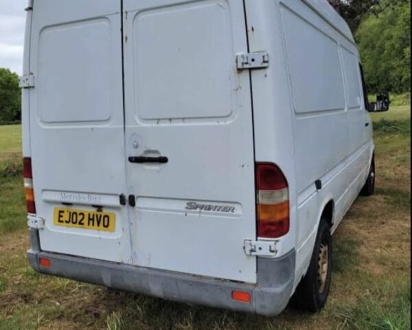 Белый Мерседес Sprinter, объемом двигателя 2.2 л и пробегом 245 тыс. км за 3000 $, фото 2 на Automoto.ua