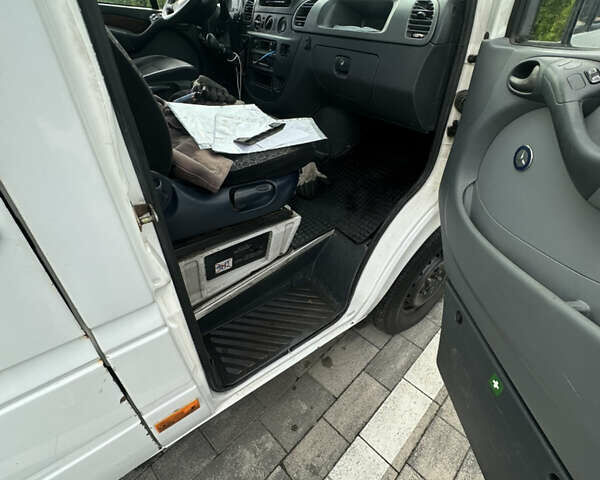 Белый Мерседес Sprinter, объемом двигателя 2.7 л и пробегом 778 тыс. км за 7800 $, фото 10 на Automoto.ua