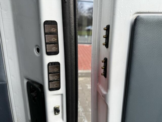 Белый Мерседес Sprinter, объемом двигателя 2.2 л и пробегом 360 тыс. км за 9399 $, фото 18 на Automoto.ua