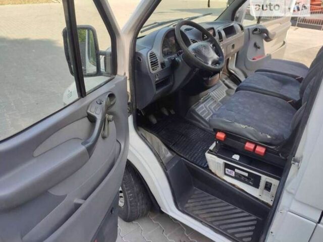 Белый Мерседес Sprinter, объемом двигателя 2.2 л и пробегом 318 тыс. км за 8950 $, фото 3 на Automoto.ua