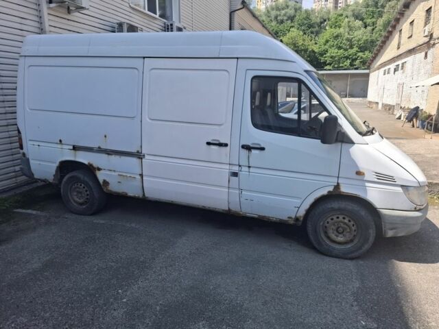 Белый Мерседес Sprinter, объемом двигателя 2.2 л и пробегом 451 тыс. км за 4000 $, фото 4 на Automoto.ua
