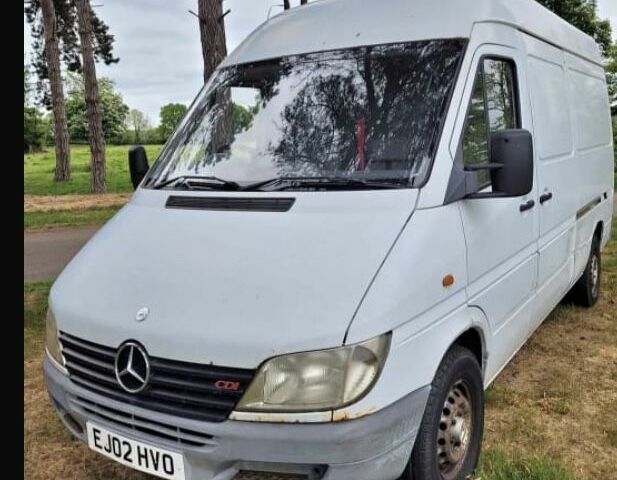 Белый Мерседес Sprinter, объемом двигателя 2.2 л и пробегом 245 тыс. км за 3000 $, фото 1 на Automoto.ua