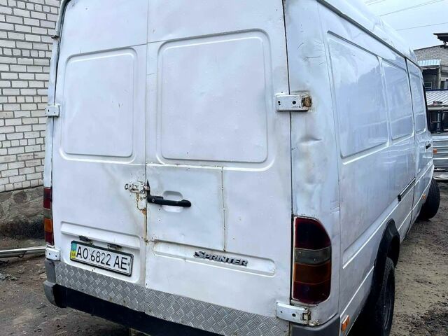 Белый Мерседес Sprinter, объемом двигателя 22 л и пробегом 472 тыс. км за 4000 $, фото 4 на Automoto.ua
