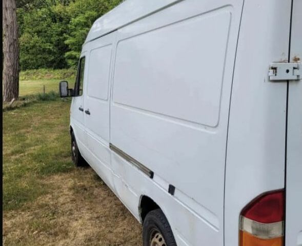 Белый Мерседес Sprinter, объемом двигателя 2.2 л и пробегом 245 тыс. км за 3000 $, фото 3 на Automoto.ua