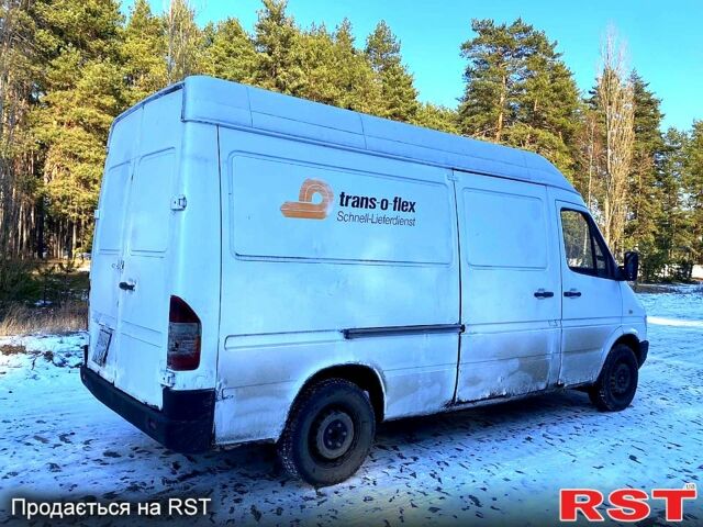 Белый Мерседес Sprinter, объемом двигателя 23 л и пробегом 375 тыс. км за 2950 $, фото 4 на Automoto.ua