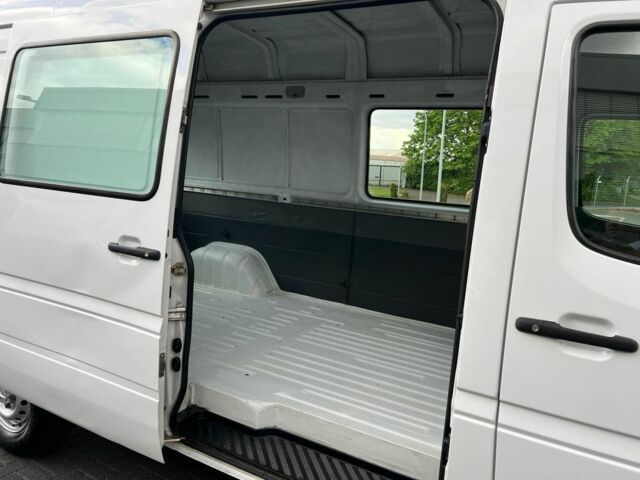 Белый Мерседес Sprinter, объемом двигателя 2.2 л и пробегом 450 тыс. км за 2900 $, фото 10 на Automoto.ua
