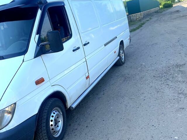 Белый Мерседес Sprinter, объемом двигателя 2.2 л и пробегом 357 тыс. км за 8000 $, фото 4 на Automoto.ua