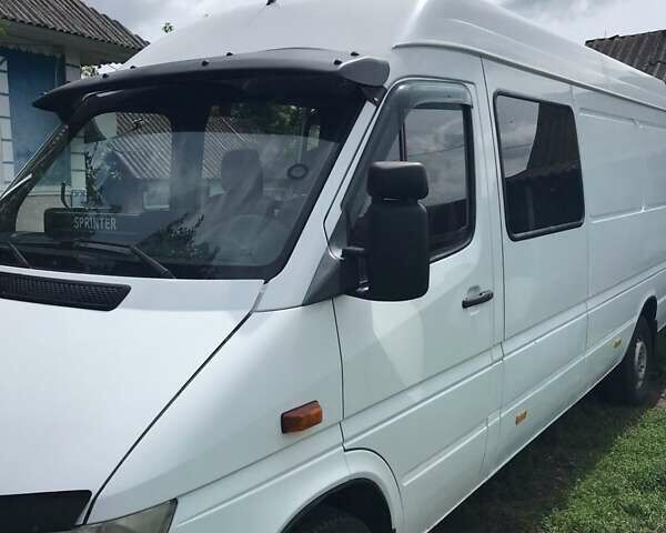 Белый Мерседес Sprinter, объемом двигателя 2.3 л и пробегом 559 тыс. км за 8800 $, фото 4 на Automoto.ua