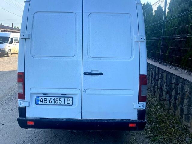 Белый Мерседес Sprinter, объемом двигателя 2.2 л и пробегом 357 тыс. км за 8000 $, фото 2 на Automoto.ua