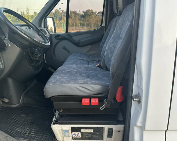 Белый Мерседес Sprinter, объемом двигателя 2.15 л и пробегом 700 тыс. км за 8000 $, фото 16 на Automoto.ua