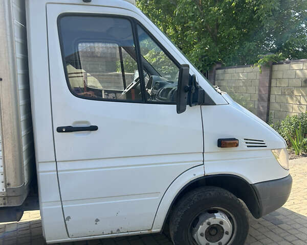 Белый Мерседес Sprinter, объемом двигателя 2.69 л и пробегом 420 тыс. км за 11000 $, фото 4 на Automoto.ua
