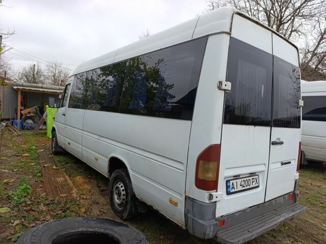 Белый Мерседес Sprinter, объемом двигателя 2.2 л и пробегом 400 тыс. км за 5200 $, фото 2 на Automoto.ua