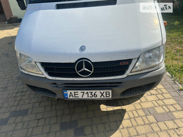 Белый Мерседес Sprinter, объемом двигателя 2.69 л и пробегом 420 тыс. км за 11000 $, фото 2 на Automoto.ua
