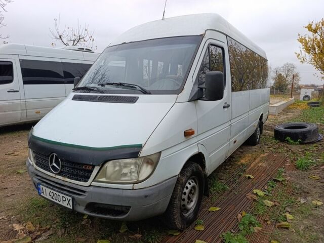 Белый Мерседес Sprinter, объемом двигателя 2.2 л и пробегом 400 тыс. км за 5200 $, фото 3 на Automoto.ua