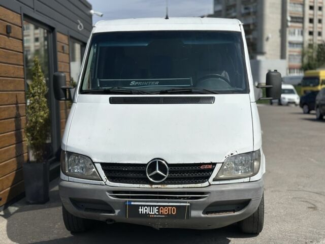 Белый Мерседес Sprinter, объемом двигателя 2.2 л и пробегом 500 тыс. км за 4600 $, фото 2 на Automoto.ua